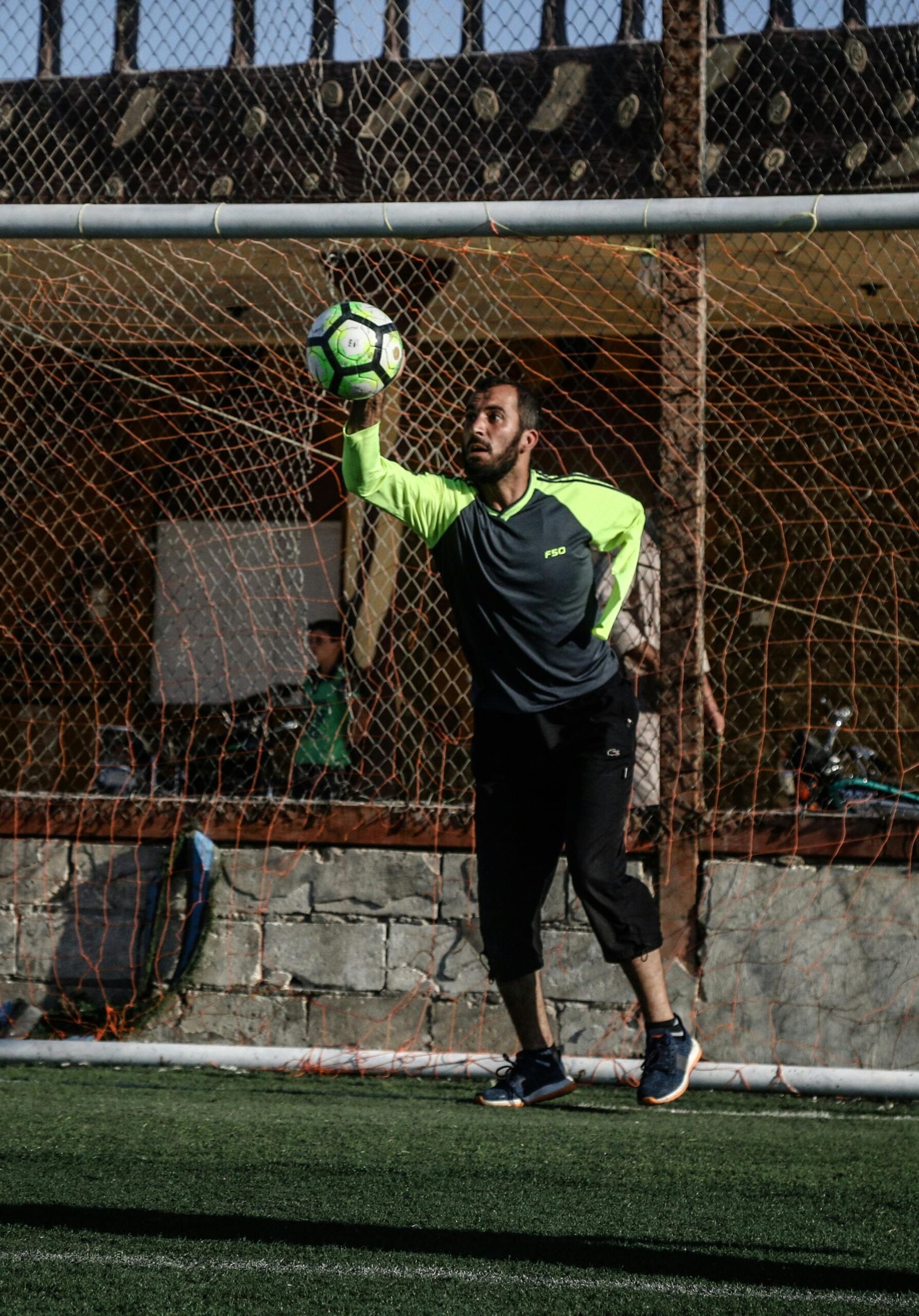 Persona deteniendo un balón de fútbol